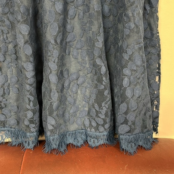 LC LAUREN CONRAD  Dress Lined, Lace Overlay, Dark Slate Blue, cap Sleeve, size 4 - Picture 5 of 9